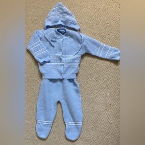 New never worn. Baby boy blue knit 3 piece set. Size 6-9month.
